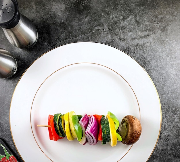 Talerz z kolorowym daniem